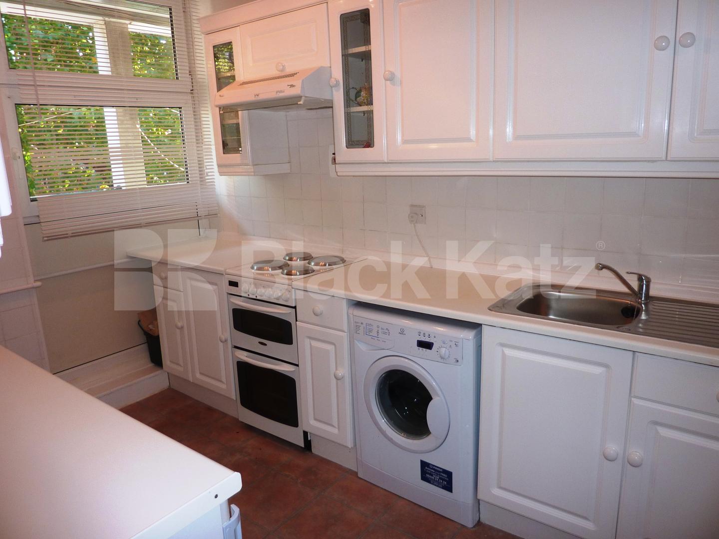 			LARGE 3/4 BED IN CAMDEN!, 3 Bedroom, 1 bath, 1 reception Flat			 Munster Square, Albany Street, REGENTS PARK / CAMDEN